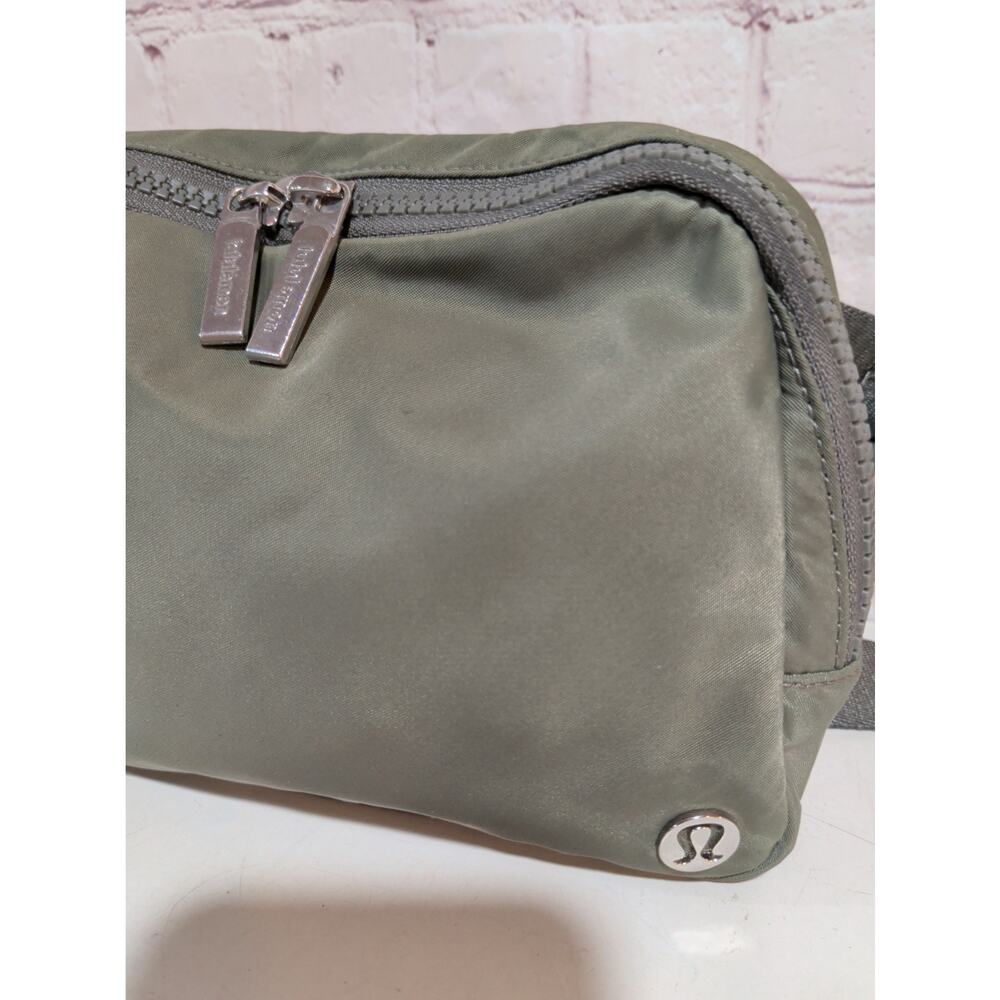 Lululemon 2L Everywhere Belt Bag Shiny Olive Army Green - Picture 3 of 12